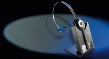 Ein kabelloses Headset mit Ladestation, beleuchtet auf dunklem Hintergrund.